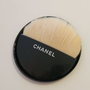 C H A N E L  travel brush